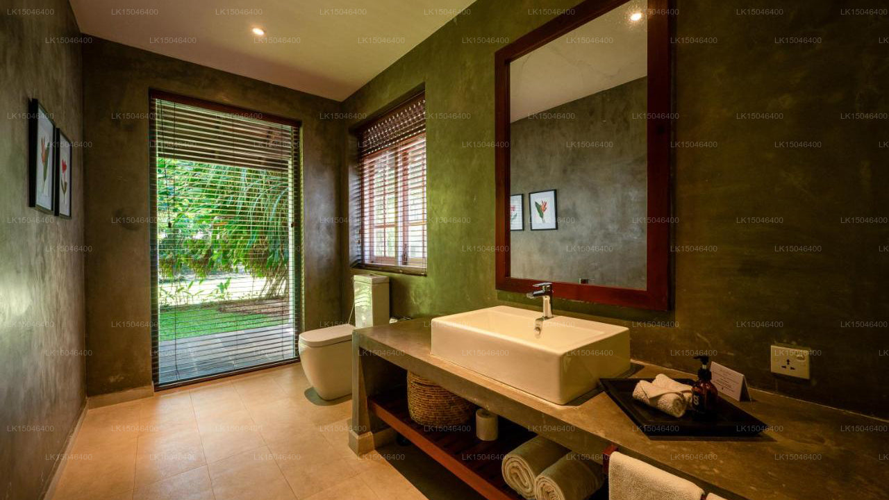 Off Rocks, Unawatuna