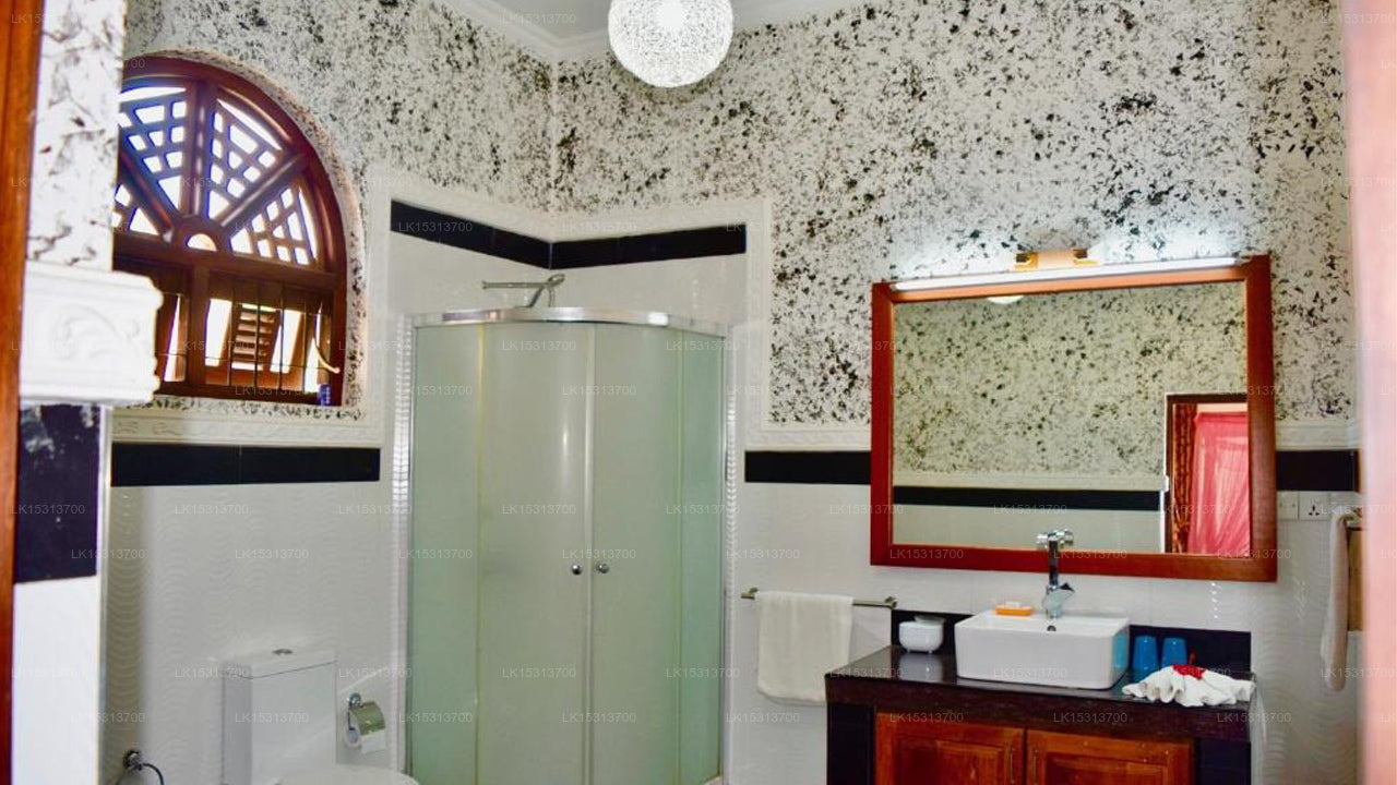 Rico Shadow Guest House & Restaurant, Waikkal