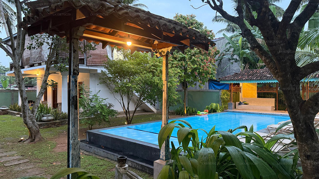 Hiding Unawatuna, Unawatuna